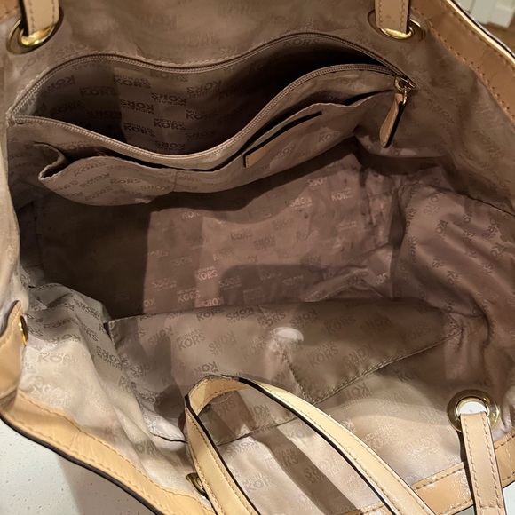 Michael Kors, beige patent leather monogram tote - Picture 3 of 4